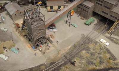 Loading N scale hopper cars