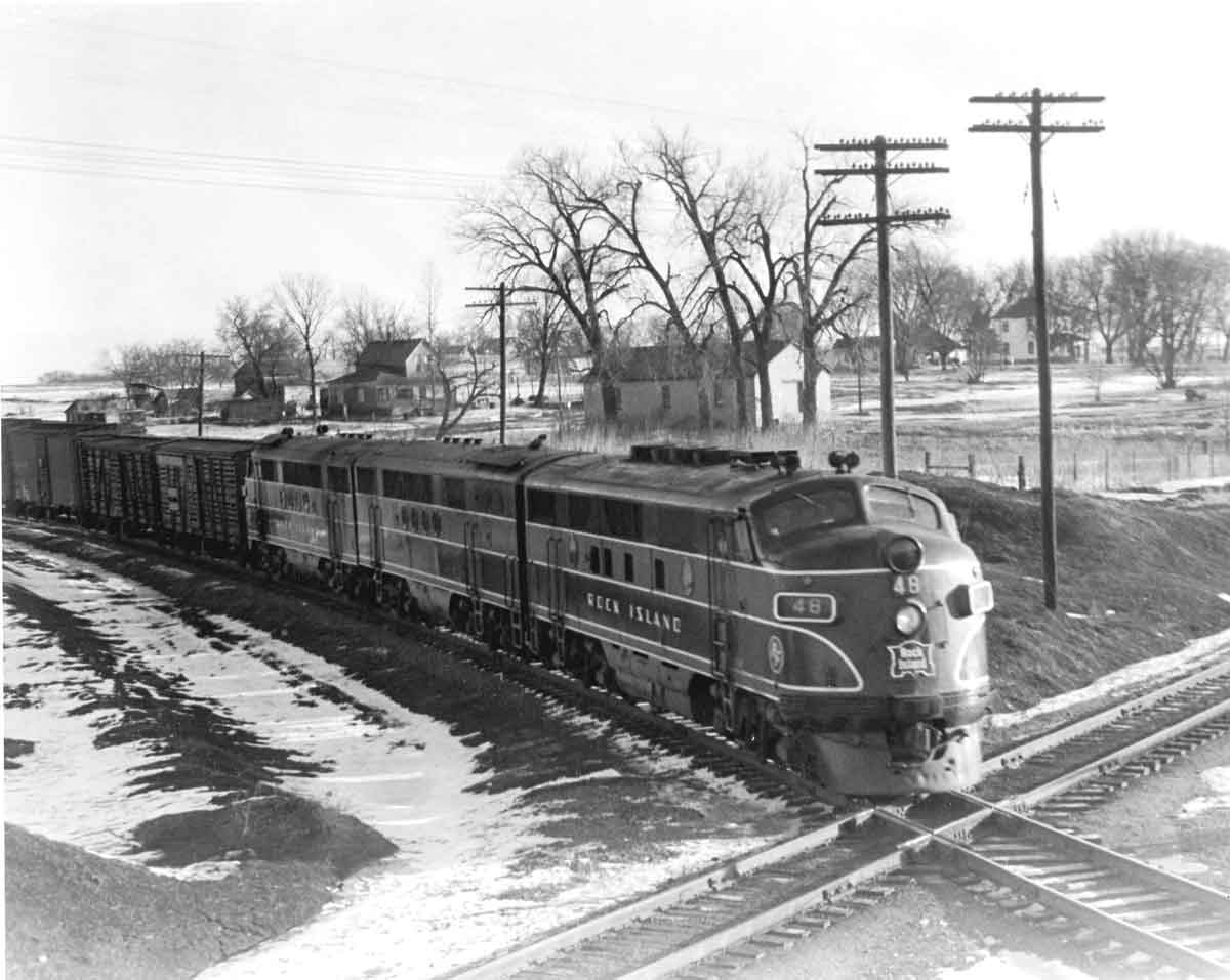 Three-unit diesel set approaching diamond crossing