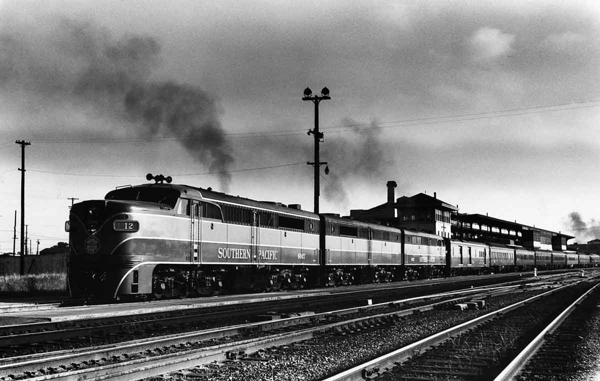 Three-unit diesel locomotive set on passenger train