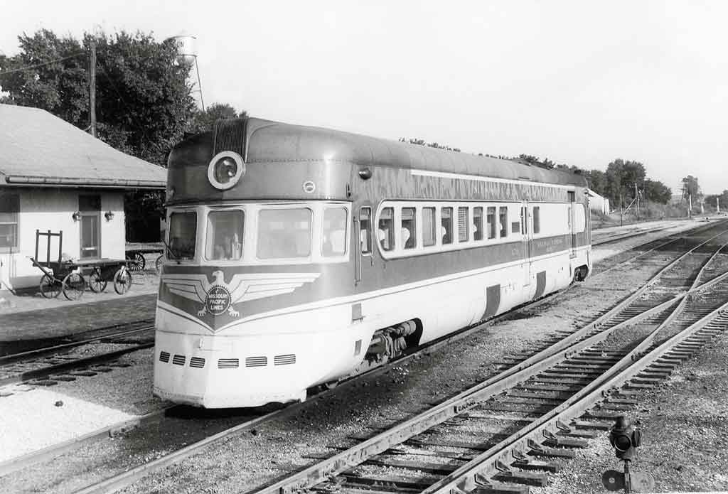 Streamlined motor car by station