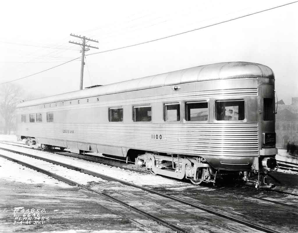 A black and white photo of a tavern lounge car sitting on the tracks