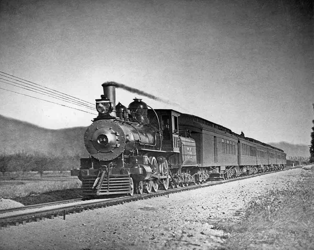 A train coming down the tracks