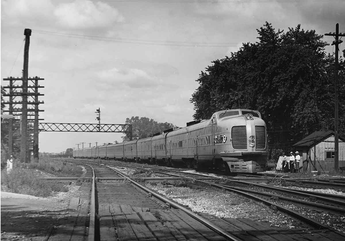 Diesel locomotive approaches diamond crossing on curve
