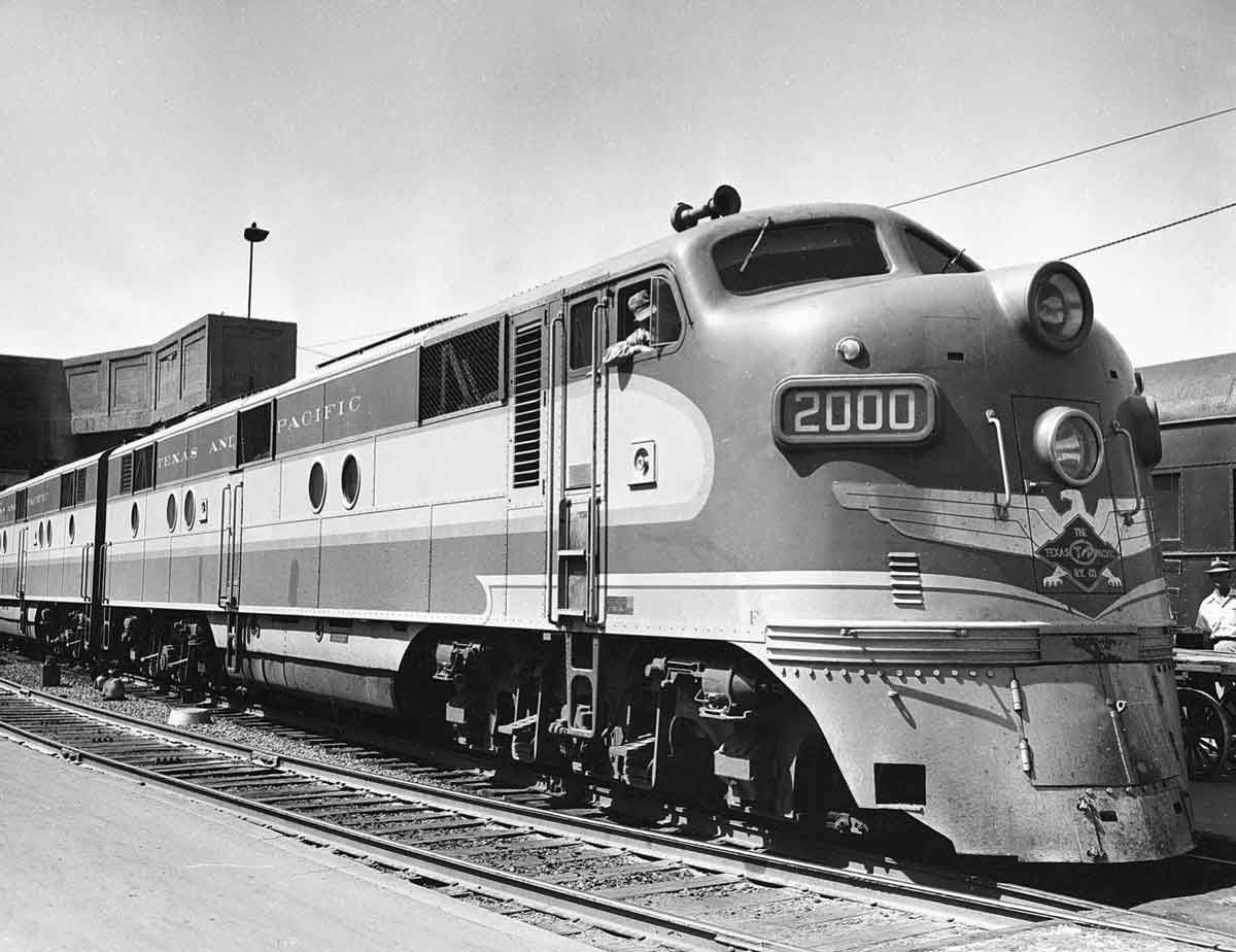 A black and white close up pictre of the diesel locomotive E7 2000