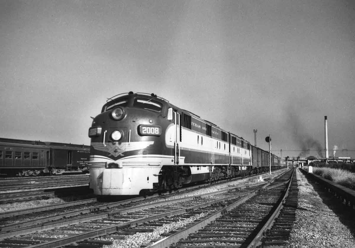 A black and white photo a an E7 locomotive on the tracks.