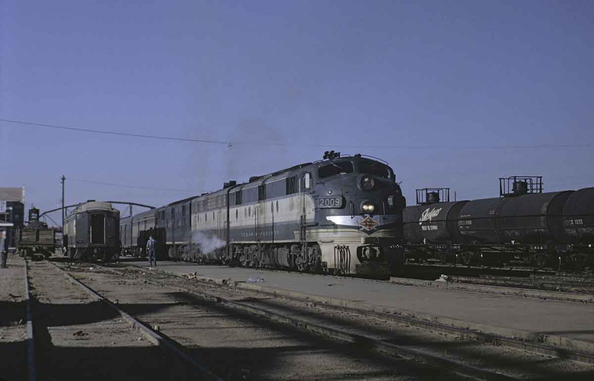 A picture of the Texas Eagle locomotive at the rail yard