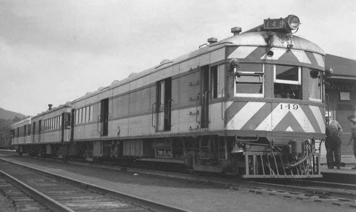 Gas motorcar with short passenger train