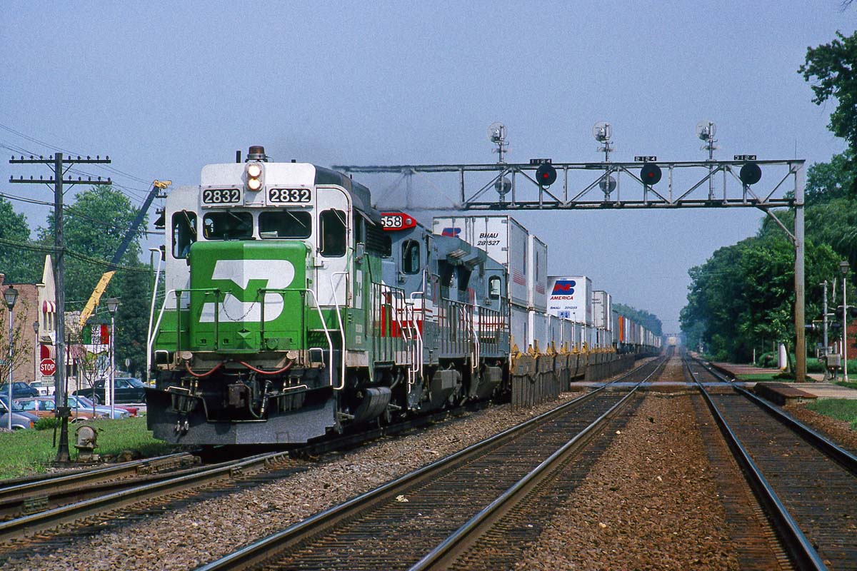 On Aug. 25, 1990, a Burlington Northern GP39M leads two LMX locomotives on train No. 3 down the