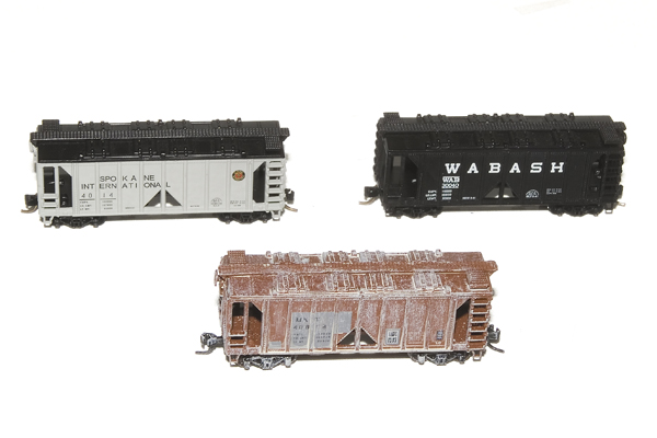 Two-bay exterior-post covered hopper