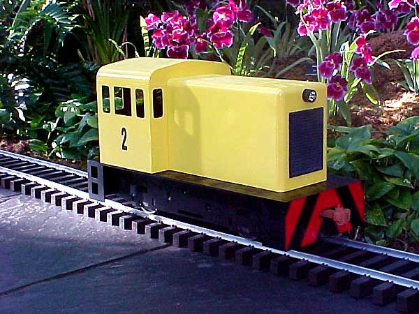 Riding Railkits 1″ scale diesel switcher and gondola