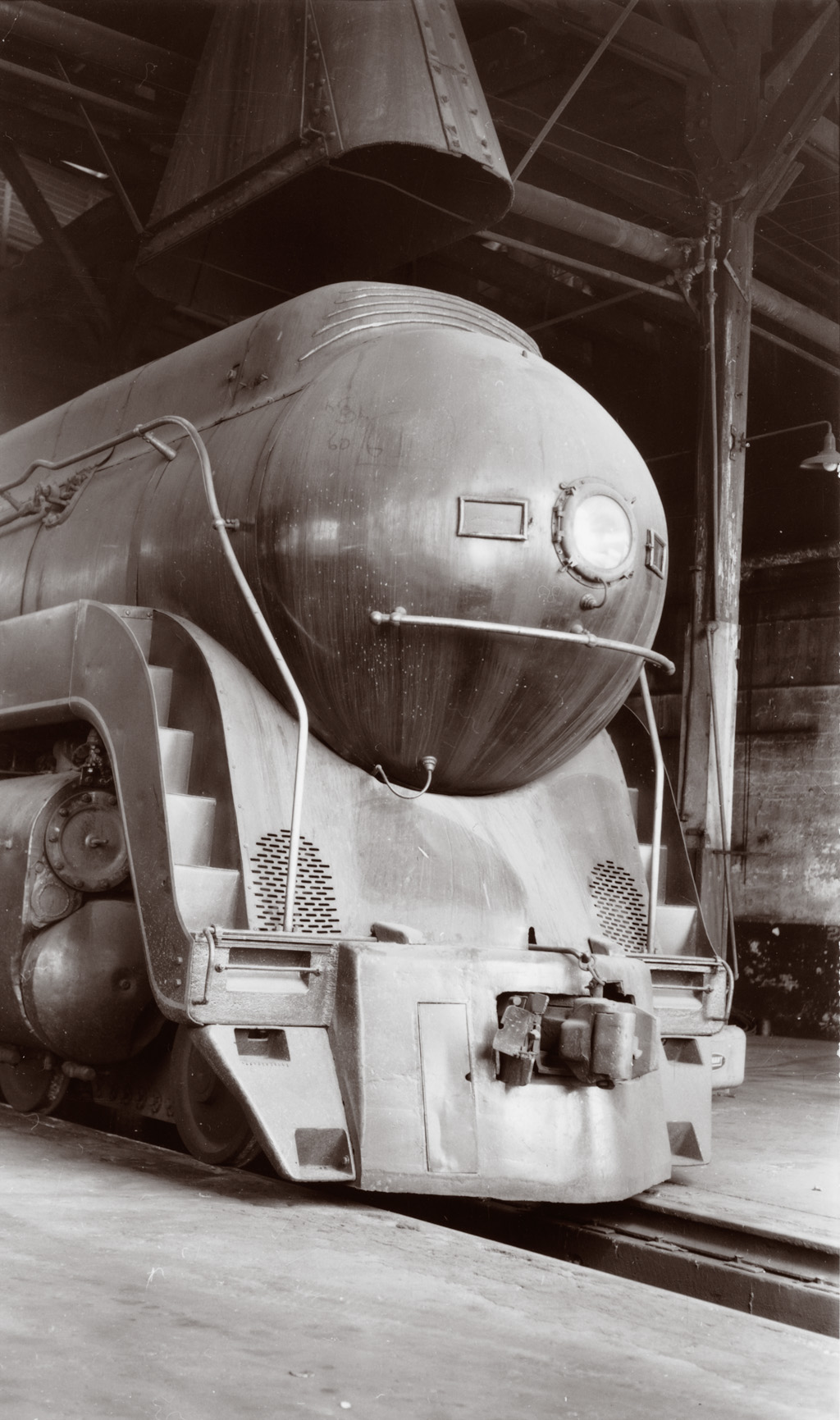 A picture of the nose of a train sitting in a station