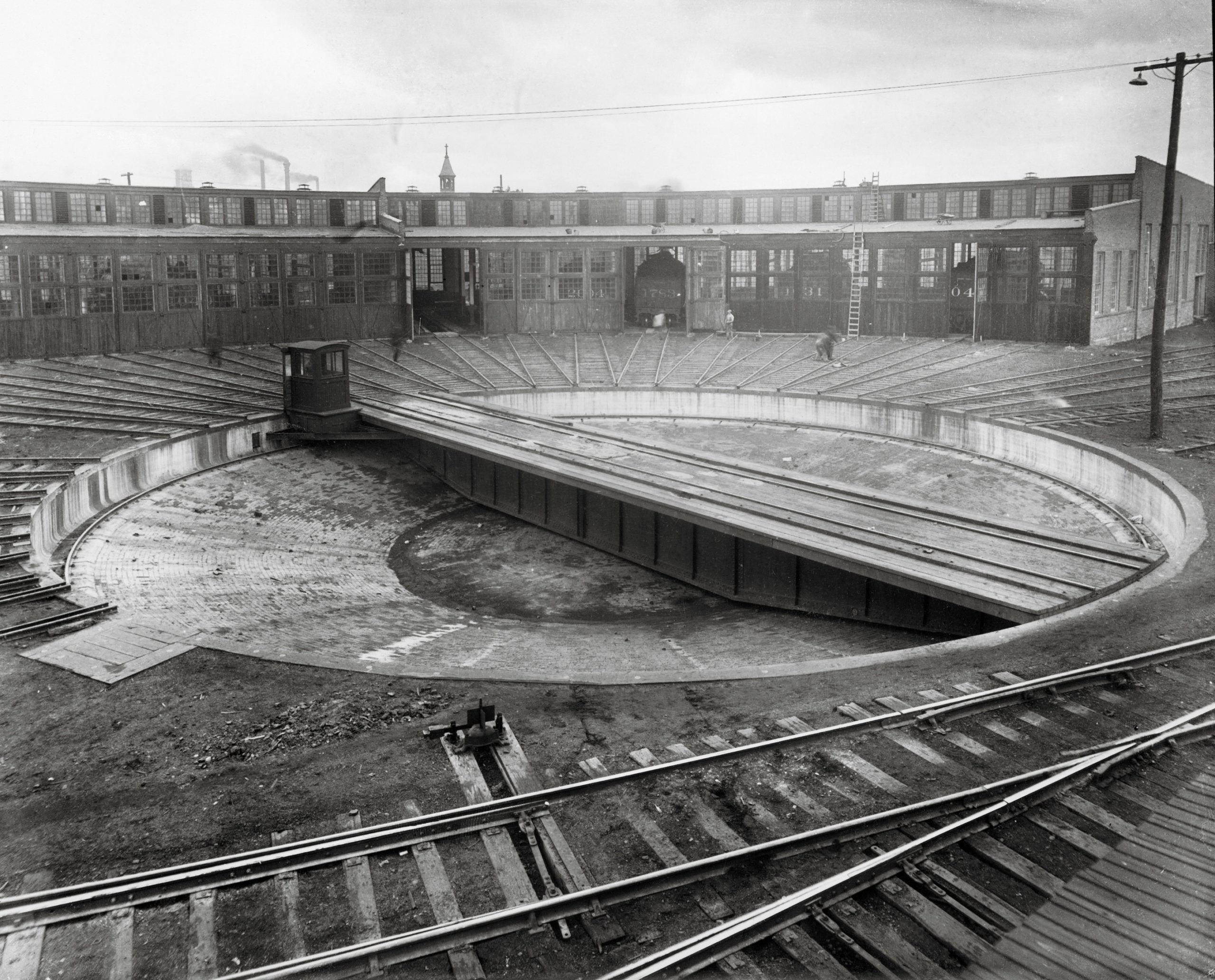  Illinois Central roundhouse at Louisville, Ky.