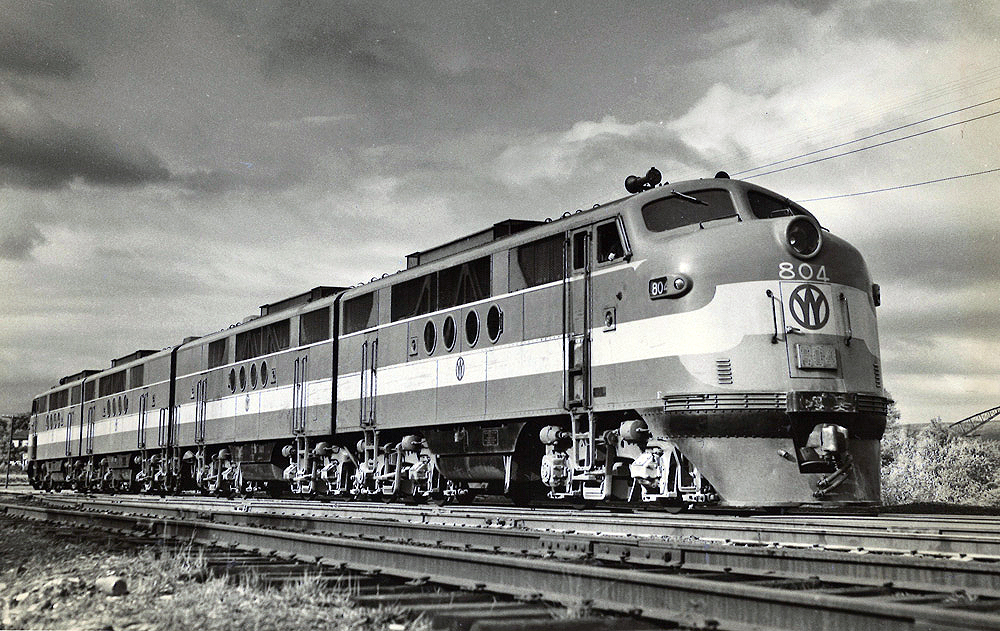 Four-unit road diesel locomotive