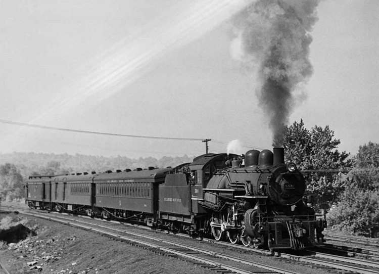 Ten-Wheeler 500 with Carbondale–Scranton local at Jermyn, Pa., May 30, 1949; note wooden open-platform coaches with roller-bearing trucks.