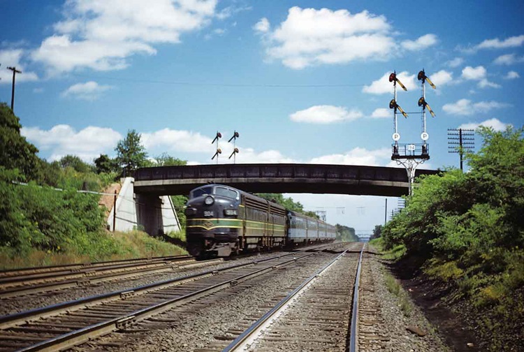 FP7s 904 and 903 with Jersey City–Philadelphia Crusader on Jersey Central trackage at Fanwood, N.J., August 1951.