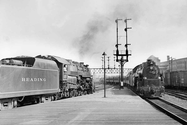 G-3 Pacifics 211 with Harrisburg–Jersey City Queen of the Valley (left) and 210 with Pottsville–Philadelphia train 92 at Outer Station, Reading, late 1940s.