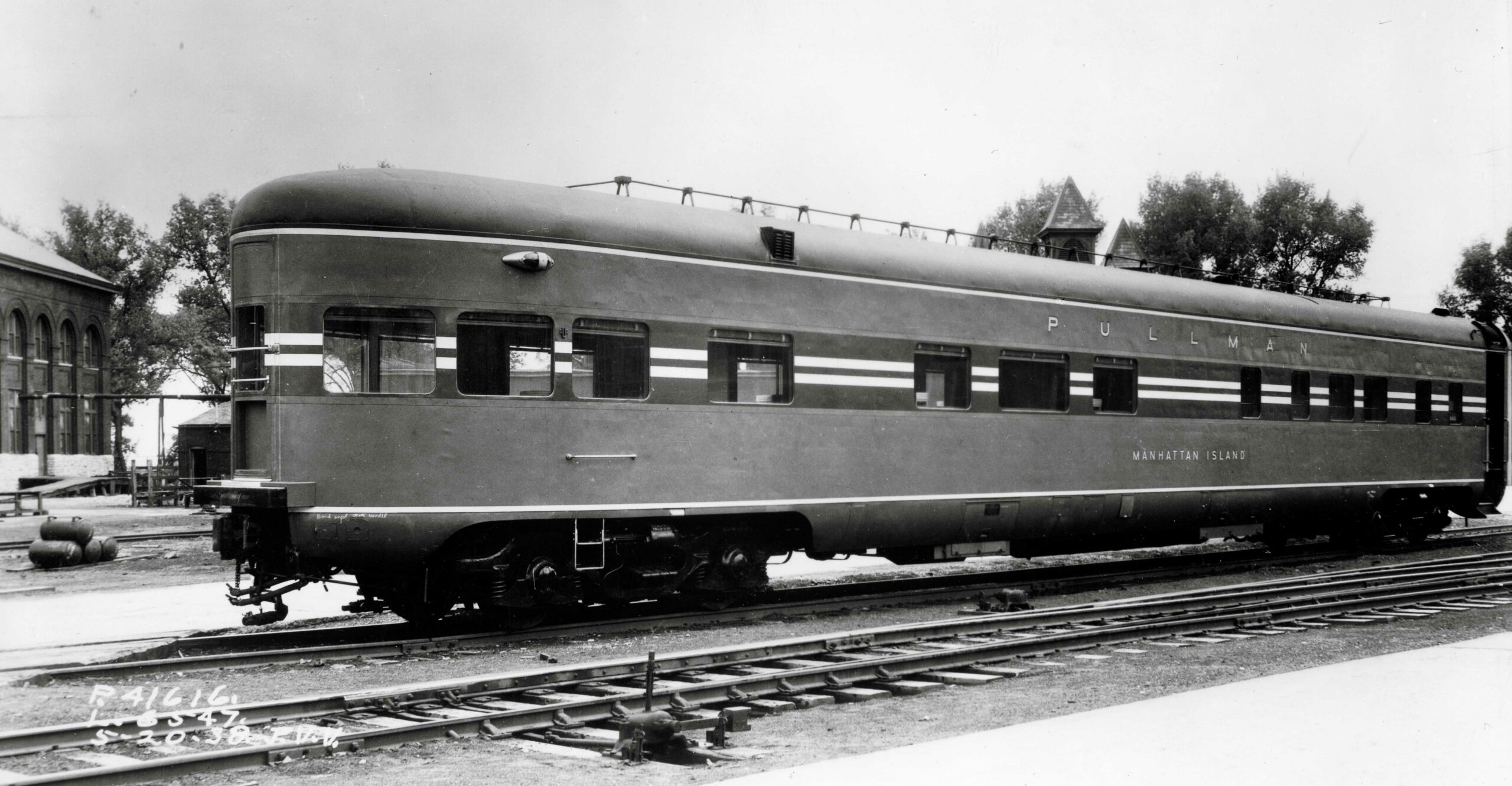 Streamlined passenger car broadside image.