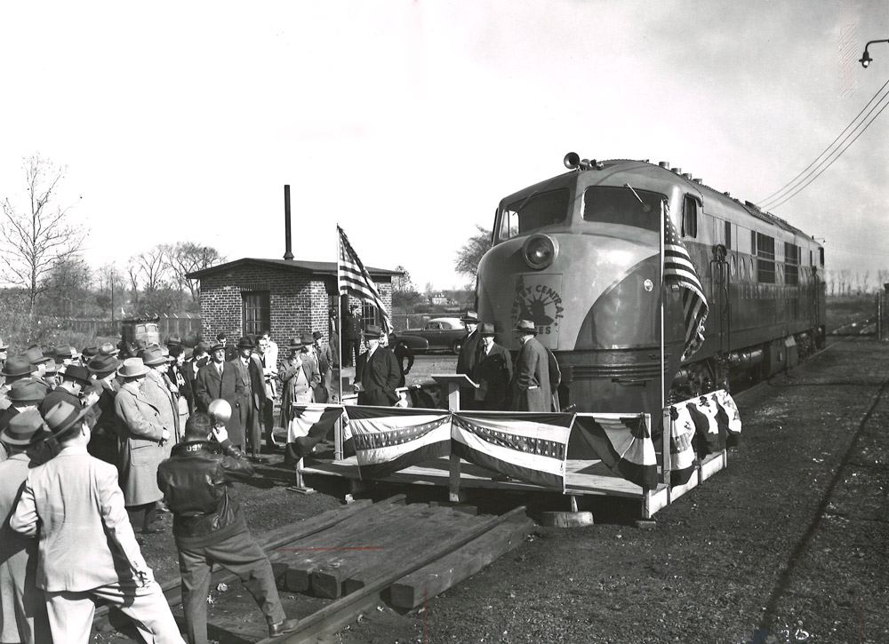 Streamlined diesel locomotive