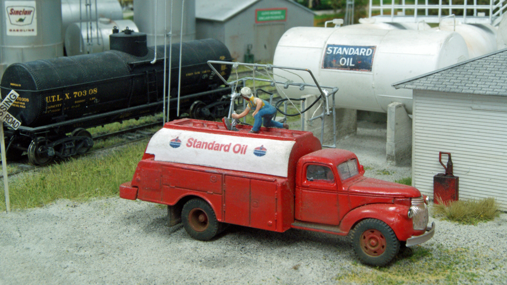 Figure filling model gas truck with gas