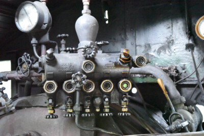 How does a hydrostatic lubricator work in a steam locomotive?