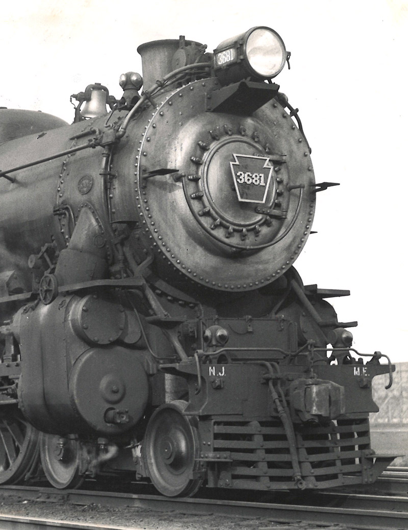Black-and-white photo of front portion of 4-6-2 steam locomotive.