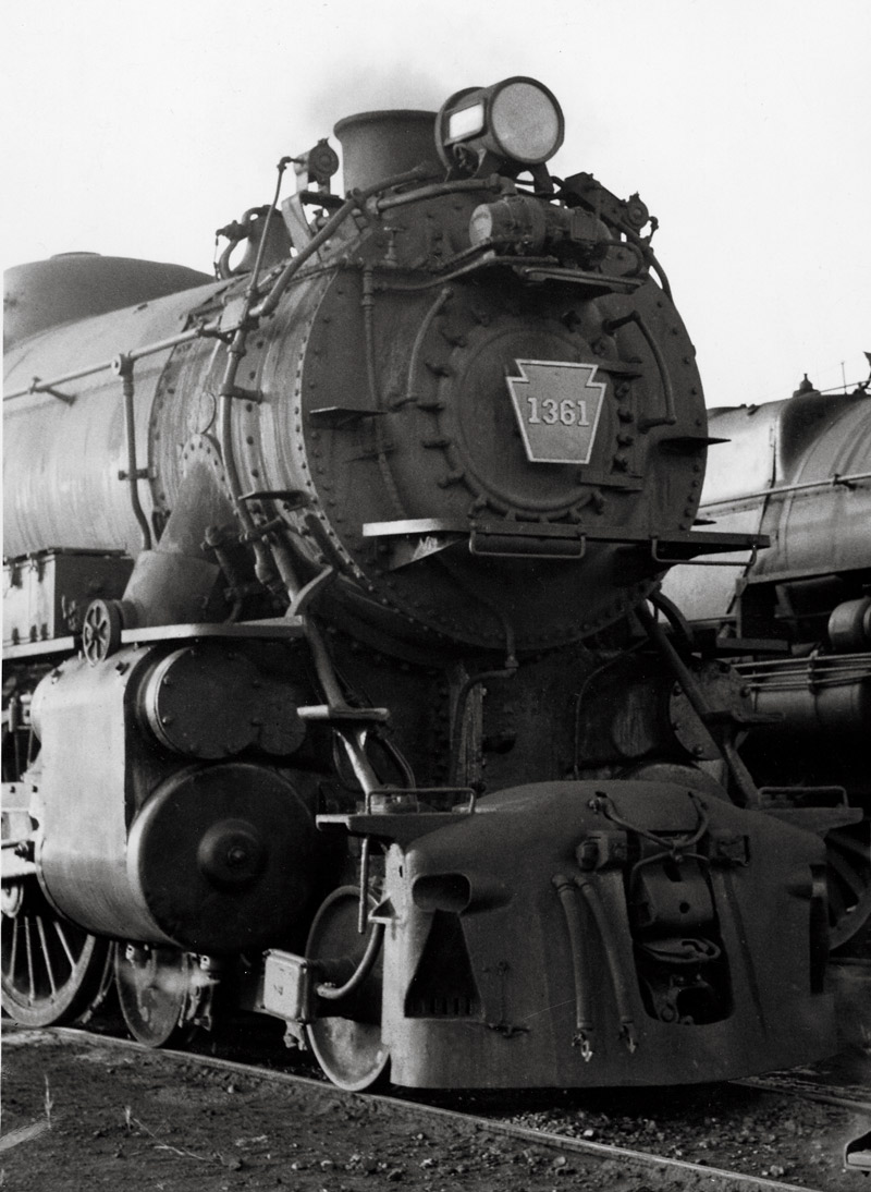 Black-and-white photo of front portion of 4-6-2 steam locomotive.