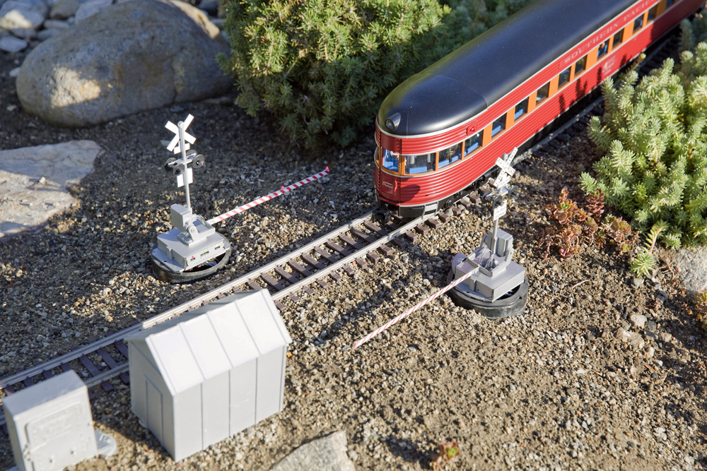  Model engine at a crossing