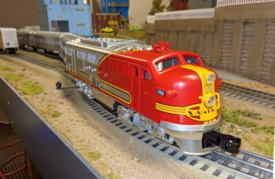 Review: Lionel Super Chief LionChief Santa Fe toy train set