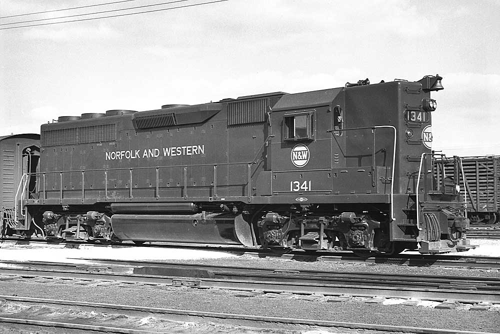 Diesel locomotive with side walkways in profile