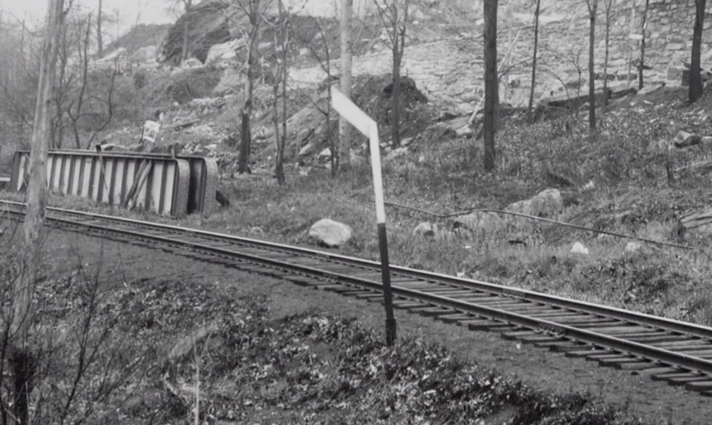 A picture of an upside down hockey stick which is actually a flanger sign.