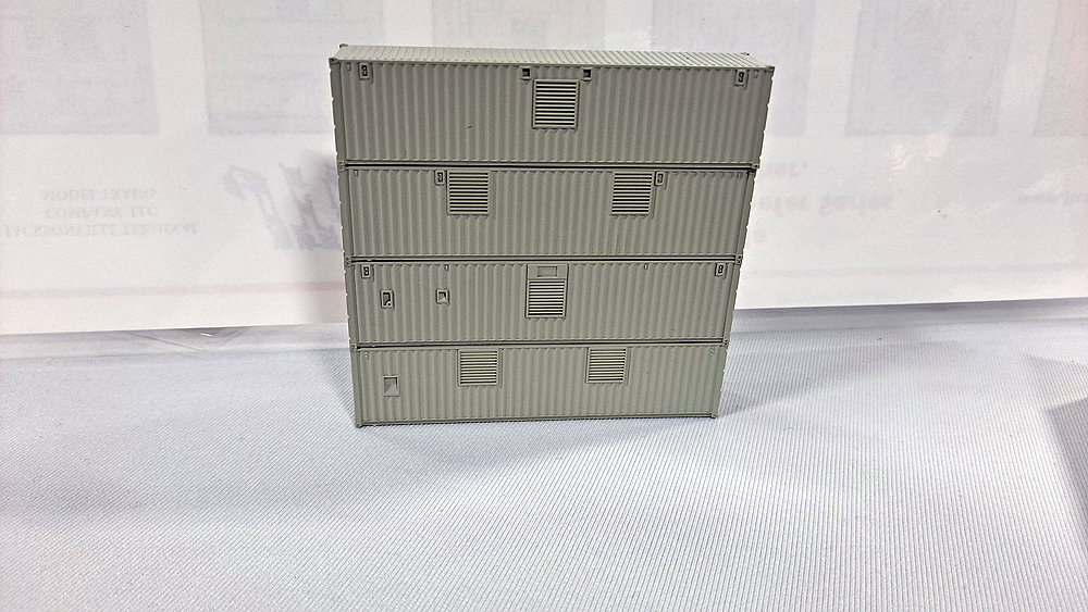 Four stacked containers show the different grills on the sides.