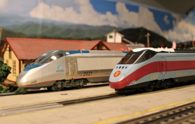 Lionel Legacy Acela sets are loaded with great features