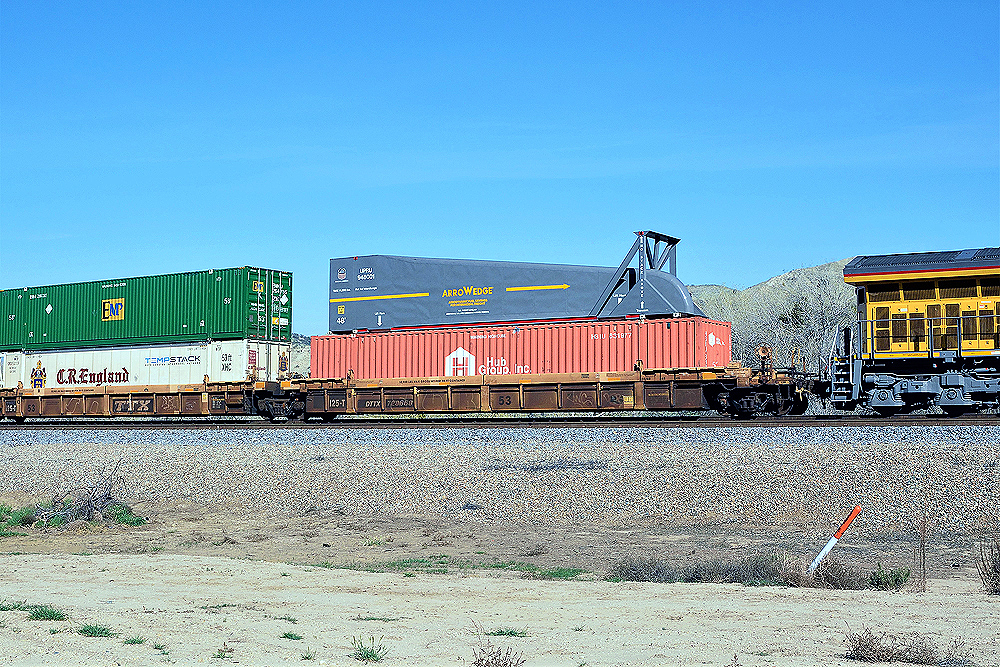 Aerodynamic device on intermodal train