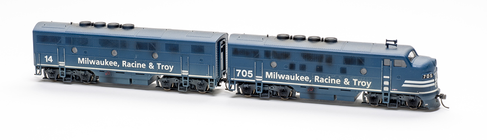 MR&T dark blue diesel locomotives: Photo of dark blue four-axle road unit on white background