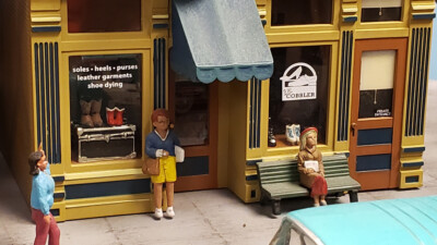Three ways to entice viewers with storefront window displays