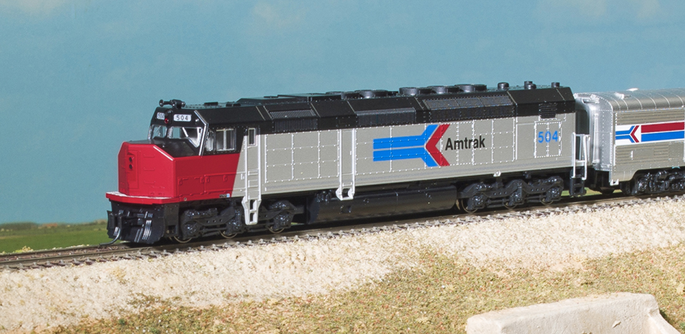 Photo of N scale locomotive and baggage car on scenicked base
