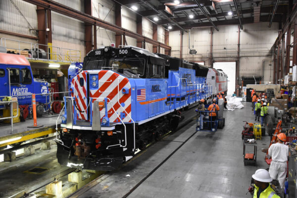 New Chicago Metra six-axle commuter locomotives
