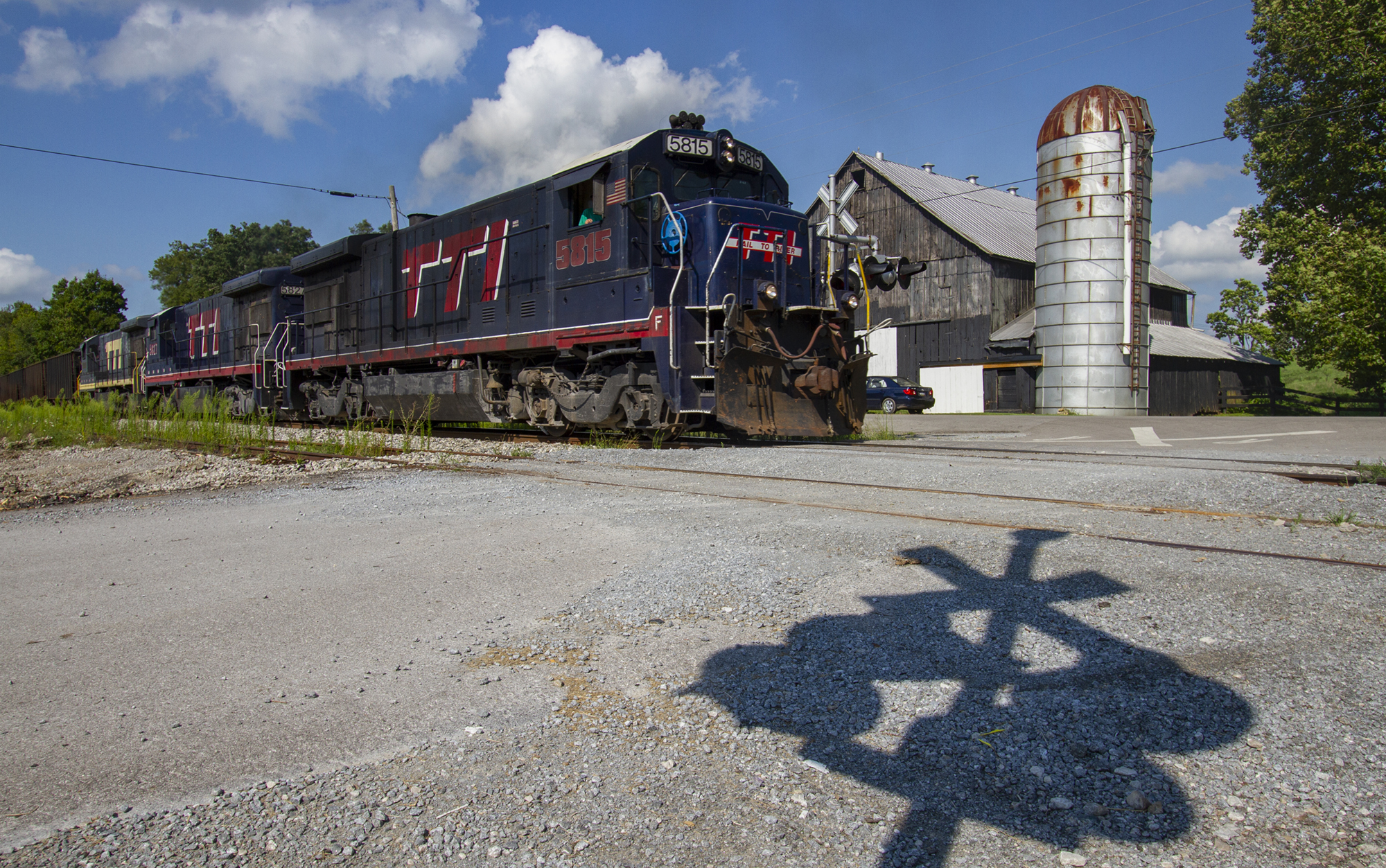 blue, red, and silver painted locomotive