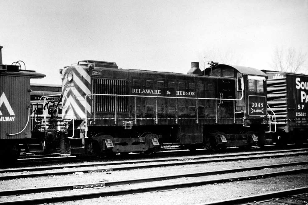 Black end-cab switching locomotive with freight cars