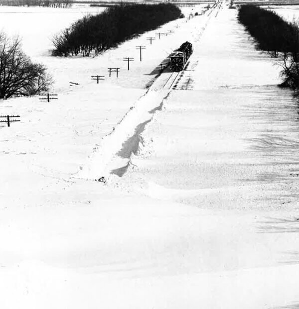 Railroad snow plow methods in North America