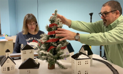 Easy Christmas toy train layout — Midday Modeler 12-14-2022