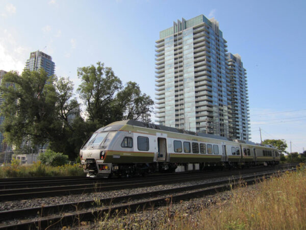 Plan for express trains between Toronto airport and downtown quickly cancelled