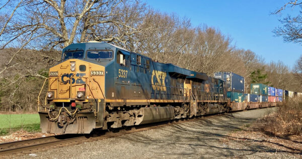 CSX sees small drop in revenue, slight gain in volume
