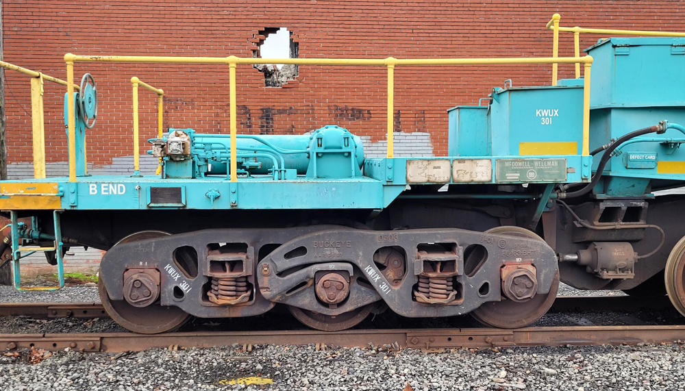 Close-up view of three-axle truck on Schnabel car
