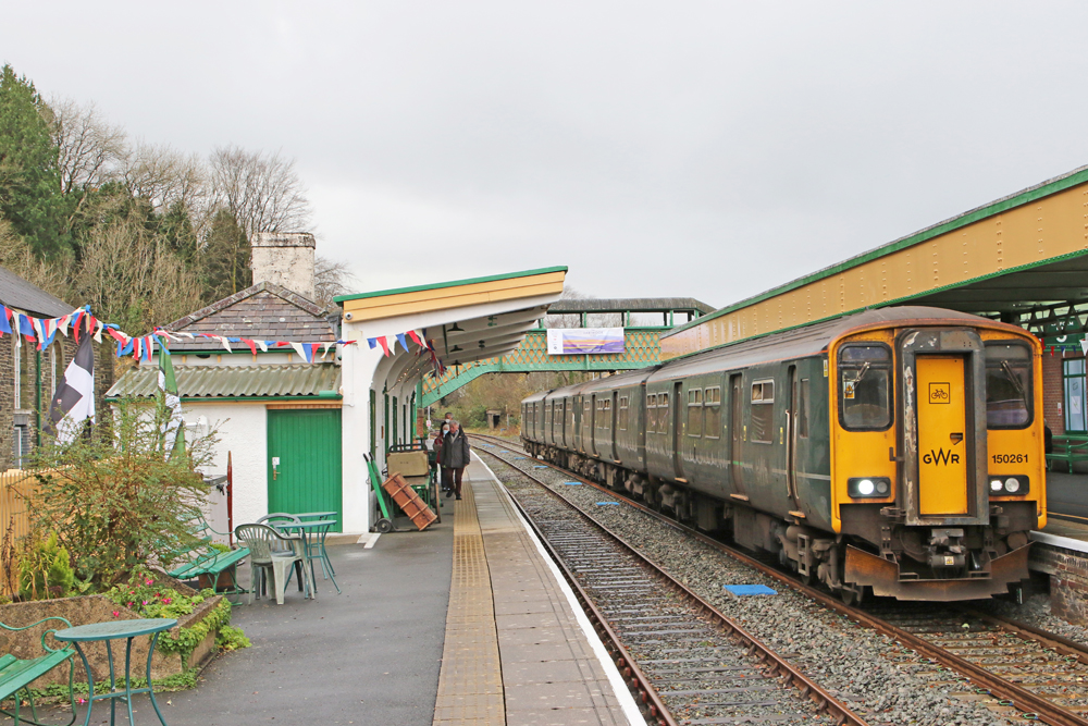 Green and yellow British diesel multiple unit trainset at station
