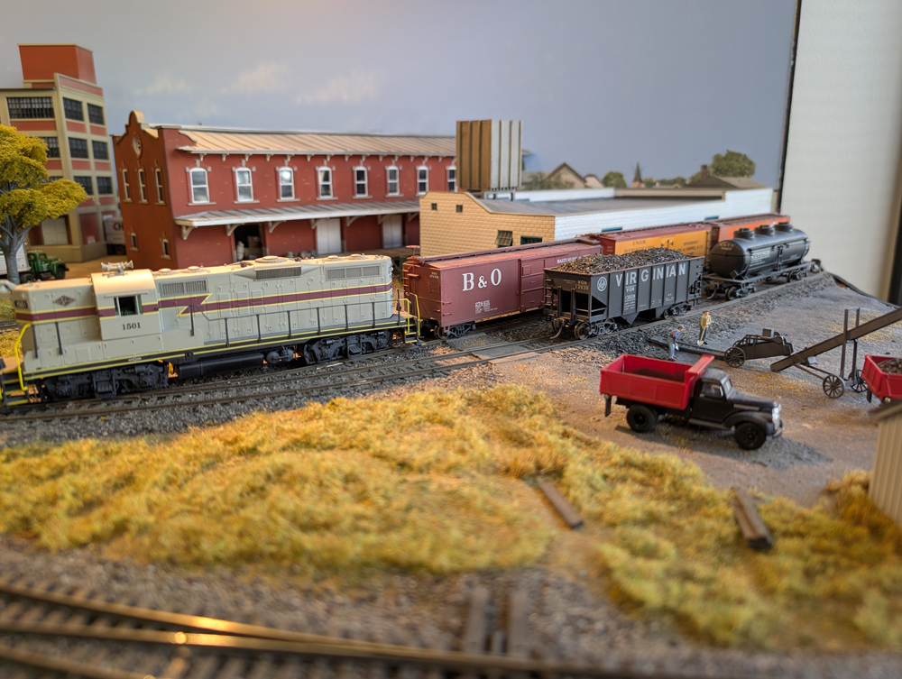 An HO scale GP7 with one boxcar and two