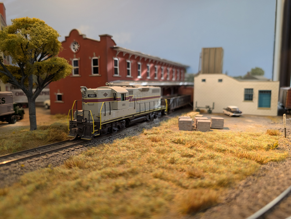 An HO scale GP7 dropping cars at a warehouse