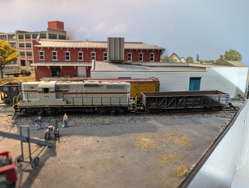 An HO scale GP7 with gondola behind