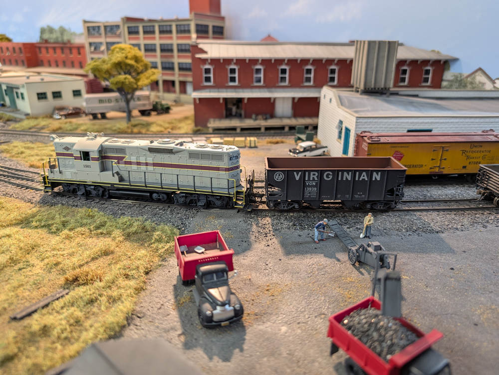 An HO scale GP7 and hopper