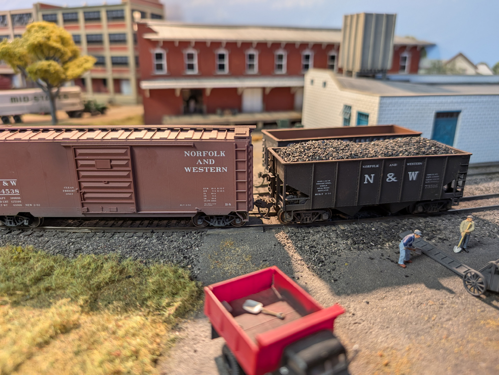 HO scale boxcar and coal hopper